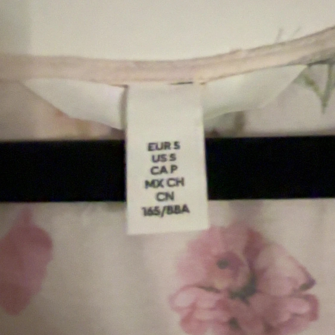 Blommig blus med v-ringning, S - 1