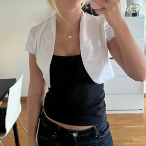 Vit bolero  - Säljer en vit bolerotopp. Den har inga lappar i sig så vet inte märke och storlek men skulle gissa på att det är en s🥰