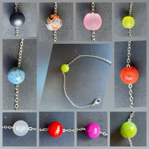 By prisförslag- 1 silvrigt armband med valfri pärla - Unikt armband med silverfärgad kedja som finns med pärlor i olika färger som svart, blå, grön, röd, lila, rosa och orange mfl. Pärlorna har rund form och ger ett lekfullt och trendigt intryck. Perfekt accessoar för att lyfta din outfit med färg.