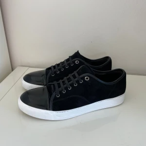 Lanvin cap toe  - Säljer nu dessa Svarta Lanvin cap toe i uk 10 som passar storlek 44-45, skorna är mycket bra skick och är uppfixade med whitnercream vid sulan så att dem ska vara mycket fräschare, skriv för fler bilder/frågor🙌🏼