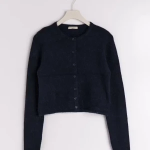 Ginatricot kofta marinblå - Snygg mörkblå croppad kofta från & Other Stories med rund halsringning och knappar framtill. Koftan är stickad och har långa ärmar, perfekt för lager-på-lager under höst och vinter.