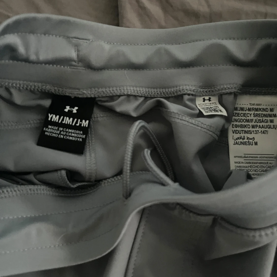 Grå träningsbyxor från Under Armour - 1