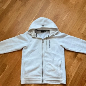 Sail racing tröja - Hej! Jag säljer denna Sail Racing-tröja som är köpt från Kidsbrandstore för 1000 kr. Den har en liten gul fläck som troligen går bort med någon typ av pasta. På grund av fläcken säljer jag den billigare, men bortsett från det är den i väldigt bra skick. Storleken är 176 cm, vilket motsvarar XS/S. (Jag var tvungen att kryssa i “no size ” eftersom alternativet 176 cm inte fanns att välja.) Priset kan 💨vid snabb affär