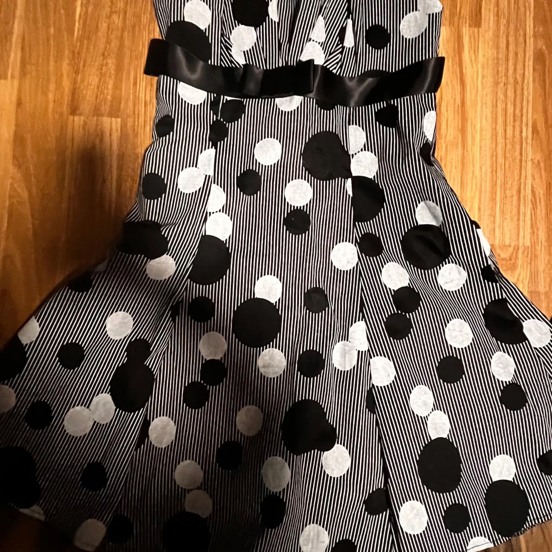 Svartvit prickig kjol med volang - 2