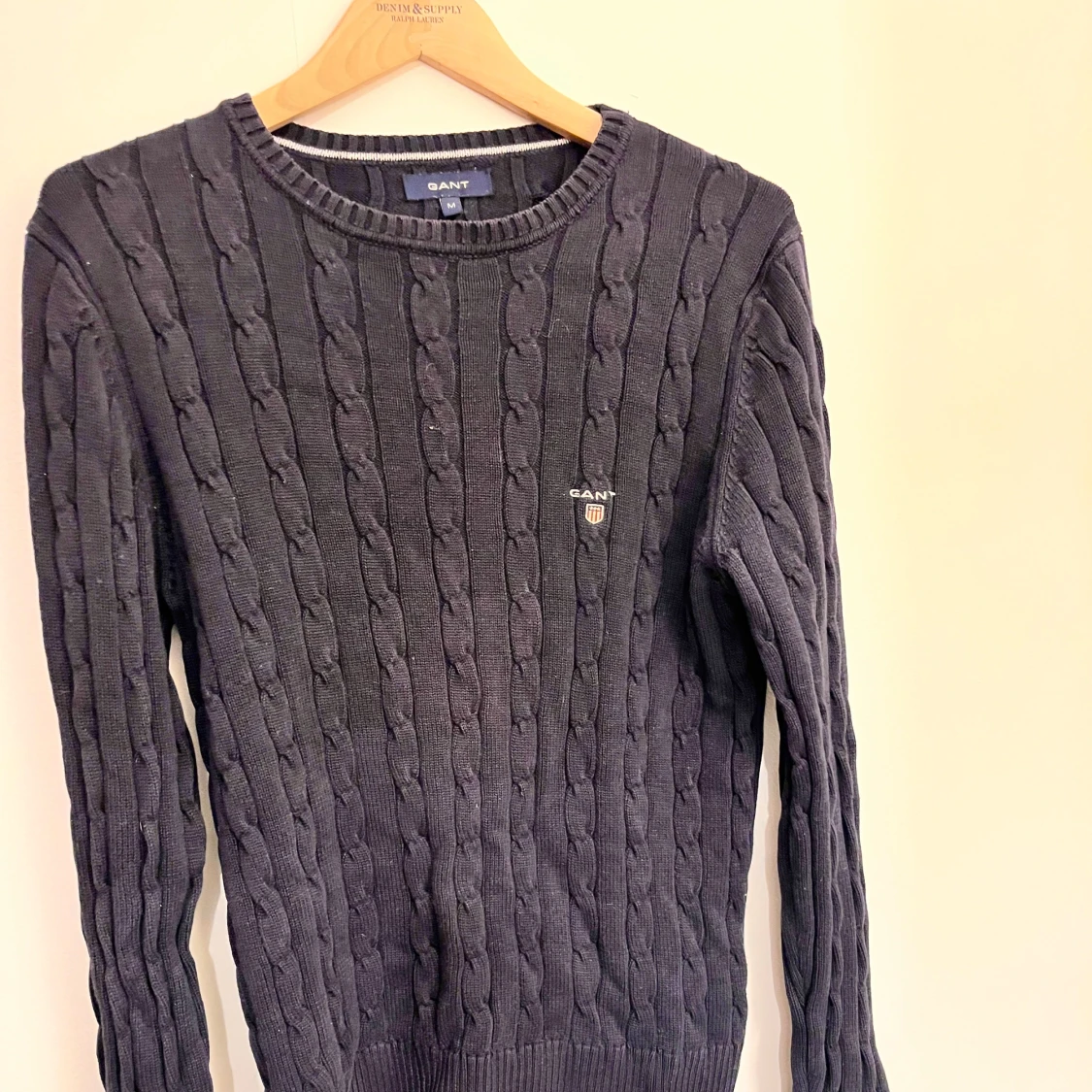 Mörkblå kabelstickad tröja från Gant
