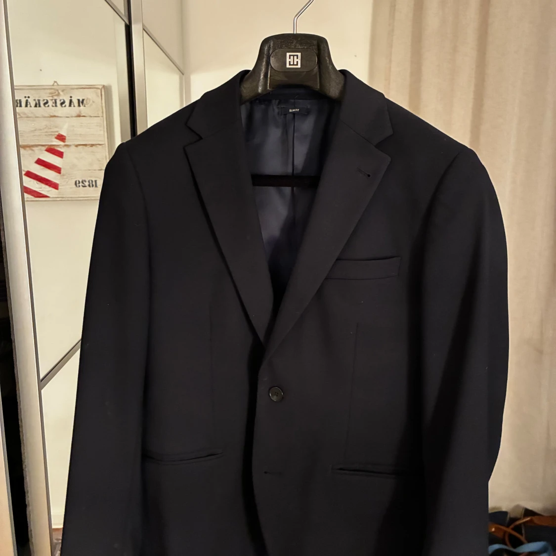 Mörkblå kostym från Riley 