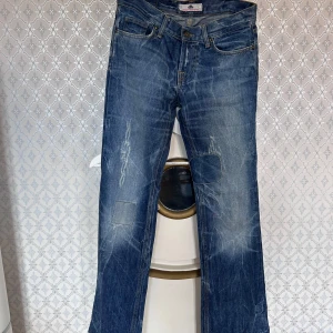 Fornarina Flirt-Bit blå jeans bootcut -  blå jeans från Fornarina, modell Flirt-Bit, med bootcut och slitna detaljer. Jeansen har lagade partier på benen och klassisk femficksdesign. Tydliga kontrastsömmar och patch med Fornarina-logga bak. Perfekta för dig som gillar cool stil.