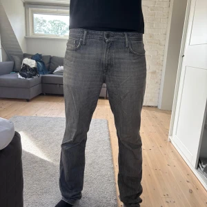 Grå jeans straight fit - Lite loose jeans, storlek 34/36 Nyskick, i princip aldrig använda  Kom gärna med prisförslag