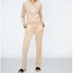 Juicy couture byxor,warm taupe  - Beställde två par i olika storlek och säljer ena, storlek S näst intill oanvänd och passar i längden om man är upp till 174