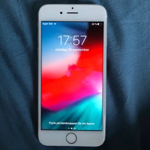 iPhone 6 - Apple iPhone 6 i silver med 4,7-tums skärm. Telefonen är i fungerande skick, men har synliga repor och lätt slitage på baksidan. Touch ID och kamera fungerar. Perfekt som reservtelefon eller för dig som vill ha en enkel smartphone.