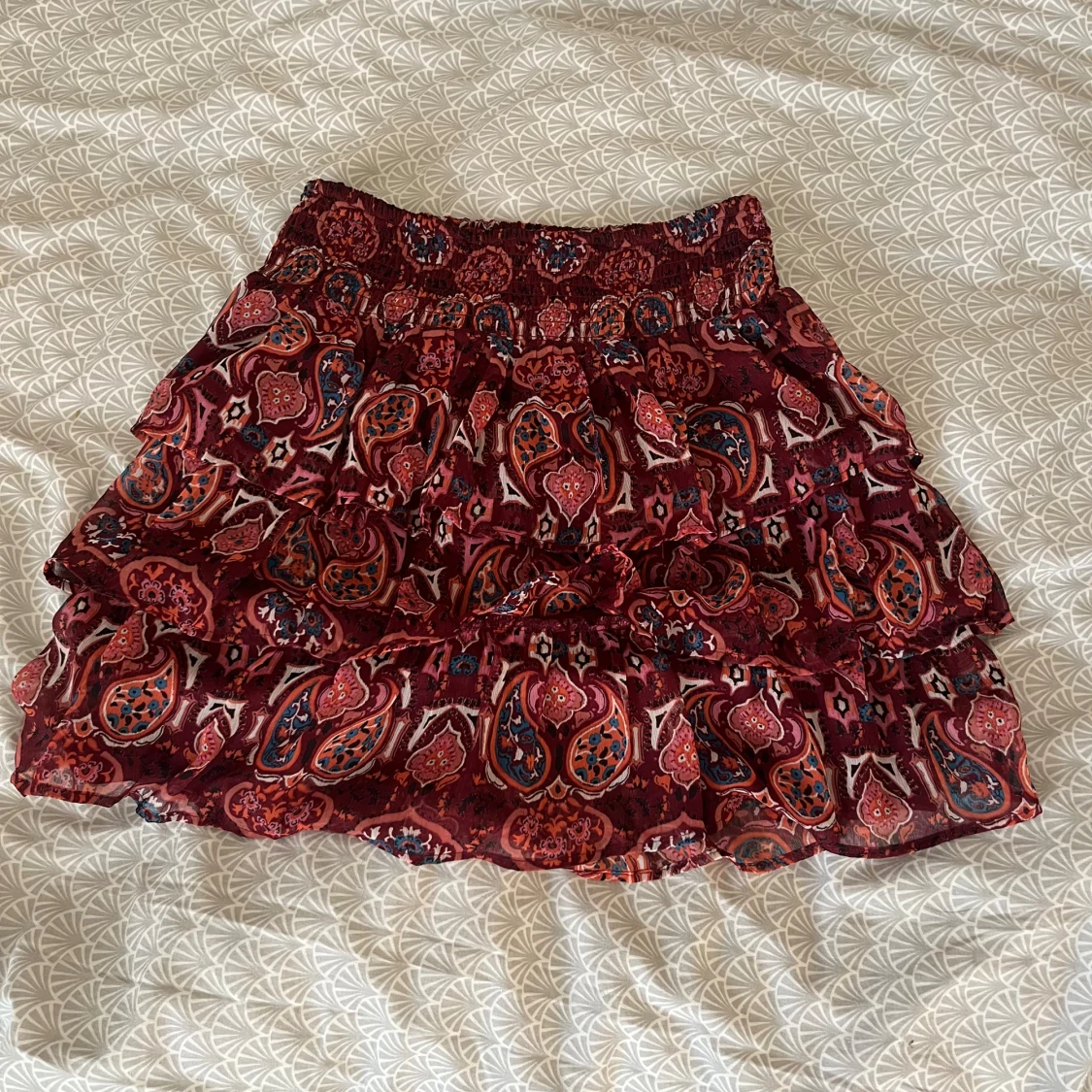 Vinröd volangkjol från Lindex