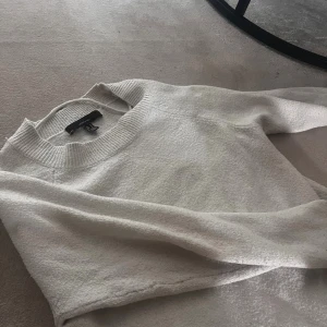 Vit stickad tröja från Vero Moda - Den är storlek M men sitter som en S. Mysig vit stickad tröja från Vero Moda med rund halsringning och ribbade muddar. Perfekt för lager-på-lager och enkel att matcha med jeans eller kjol. Klassisk och stilren design som funkar året runt.