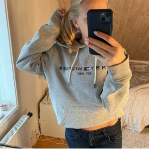 Tommy Hilfiger hoodie - Jättefin hoodie från Tommy Hilfiger utan vidare tecken på användning💞 I M men passar även xs/s, nypris 1000kr men säljer för 449💕Den har lite tecken på användning på ärmarna och lite andra ställen💞