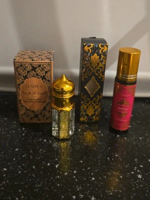FLAIPEA parfymolja 10ml orientalisk - Exklusiv parfymolja från FLAIPEA i en lyxig, guld- och glasflaska med orientaliskt mönster. Flaskan rymmer 10 ml och kommer i en elegant ask med svart och guld dekor. Perfekt för dig som gillar unika och intensiva dofter.