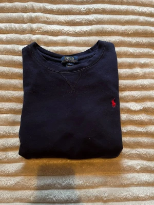 Mörkblå sweatshirt från Polo Ralph Lauren - Mörkblå sweatshirt från Polo Ralph lauren bra skick XS