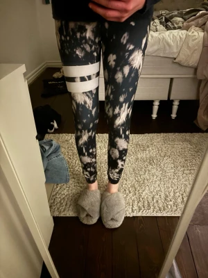 Svarta stronger leggings  - Snygga svarta leggings med  mönster i vitt och svart och två vita ränder på ena låret. tight passform, perfekta för träning eller chill. Materialet är stretchigt och bekvämt. STRONGER PASSAR MIG SOM är 170 LÅNG!!!!