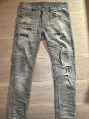 Grå slitna jeans från DSQUARED2 - Grå jeans från DSQUARED2 med slitningar