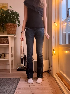  True Religion Joe jeans  - Snygga mörkblå jeans med stenar  från True Religion. Jättefint skick endast några få stenar som fallit av. Köpta nya för 1400 kr men säljer för 800. Pris går att diskutera🩷 storlek 26