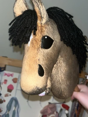 Jätte fin käpphäst till salu! Inga hål eller så. Utrustning ingår också.  - Super fin käpphäst