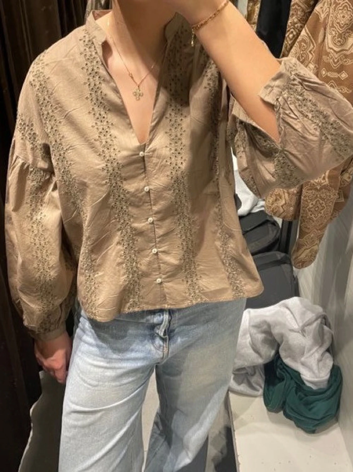 Khaki blus med broderi och puffärm