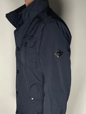 J.Lindeberg field jacket - Säljer en riktigt snygg och trendig J.Lindeberg field jacket i fint skick, storlek M, vid frågor är det bara att skriva //Gramenti