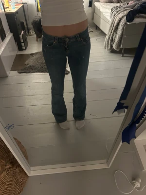 Gina jeans  - Säljer ett par ljusblå jeans med bootcut passform och låg midja. Jeansen har snygga fickor bak med lock och knapp, samt klassiska femficksdetaljer fram. Dom är i mycket bra skick. Original pris är 600 kr💕