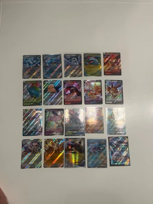 Pokémon GX/EX/V holografiska kort - Samling med 20 stycken Pokémon GX/EX/V-kort med holografisk yta. Blandade motiv med populära Pokémon, färgstarka och glansiga effekter. Perfekt för samlare eller Pokémon-fans som vill utöka sin kortlek.