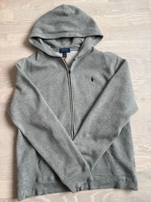 Grå hoodie från Polo Ralph Lauren - Snygg Ralph lauren zip hoodie som används fåtal gånger 