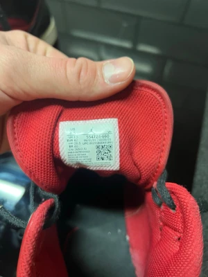 Nike Air Jordan 1 röd/svart high - Klassiska Nike Air Jordan 1 mids. Box och påsen där jag köpte dem ifrån finns. Tveka inte att ställa frågor. Storlek 42