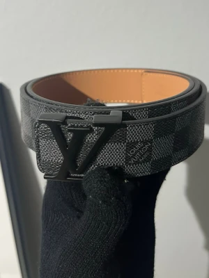 L V bälte  - Helt nytt, storlek 115cm, med följer håltagare, anpassa din storlek 