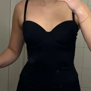 body - en svart shaping body med kupor ❣️  det står inget märke i den. reglerbara axelband. jättefint skick!