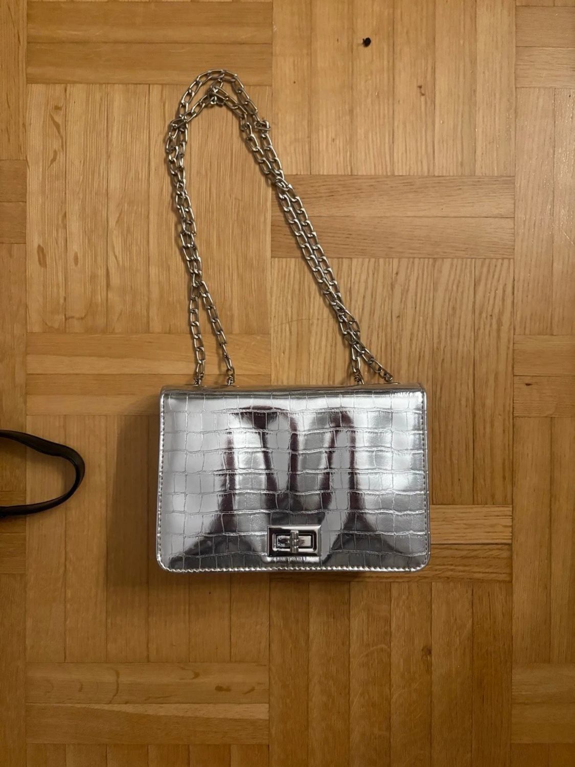 Silver handväska med kedjerem