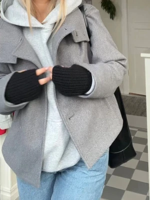 Grå kappa - Fin grå kappa från Gina Tricot bra skick!😊 Skriv ifall du har frågor ett vill se fler bilder🫶🏽