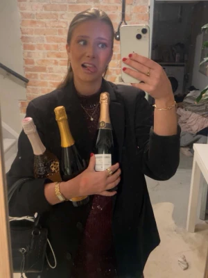 Vinröd glittrig klänning - Säljer klänningen jag har på första bilden. Man ser ej så bra men bilden efter visar. Den är mini och glittrar. Super fin! Använd en gång!!!