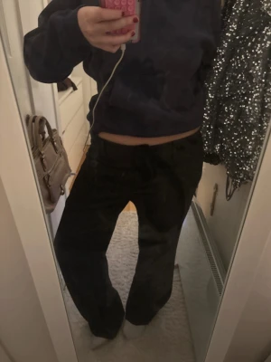 Marinblpa kostymbyxor med vita ränder! Pris kan diskuteras  - Pris kan diskuteras! Skriv för ytterligare bilder på byxorna. De är storlek XL men sitter snyggt baggy på mig som har M/38/40 i byxor