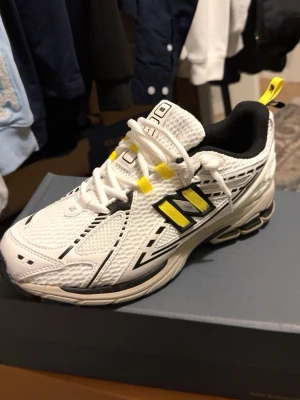 New balance ganni skor  - Väldigt sällsynta new balance Ganni inte använd helt nya, ny pris 5000. Skorna har mesh-ovandel för bra andningsförmåga, klassisk snörning och en bekväm, stötdämpande sula. Perfekta för dig som gillar sportig och trendig stil.