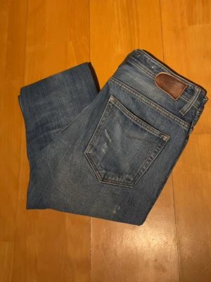 Selvage NN07 Jeans - Snygga blå jeans från NN07 med klassisk femficksdesign och lätt slitna detaljer. Jeansen har raka ben och normal passform, och en go wash. Hör av er vid frågor✌️