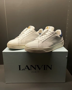 Lanvin Skor - Tjena! Säljer nu dessa Lanvin dbb0 skor. Storlek 42 - Skick 8/10 - Nypris på dessa är ca 4500 och mitt pris 2299, (pris kan diskuteras vid snabb affär). Det som ingår är Box, Dustbag och Nya skosnören! Hör gärna av er vid minsta fundering/fråga. MVH JL STORE