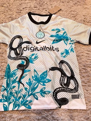 Inter milan orm tröja - Den är storlek M, men sitter lite slim så den kan passa S