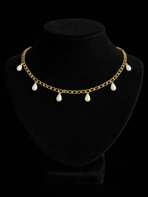 Guldfärgat halsband med pärlhängen - GRATIS GÅVA MED VARJE ORDER! Stilren silverfärgad halsband i modern design, små guldetaljer på pärlor och låset. Men syns knappt. perfekt som vardagssmycke eller att klä upp en outfit. Tillverkad i slitstark mässing-stål som ej rostar och är bekväm att bära hela dagen. Gratis gåva på köpet, snabb leverans, jag svarar alltid snabbt och skickar direkt. Perfekt present till dig själv eller någon du tycker om 💖 ✨💎📦💬