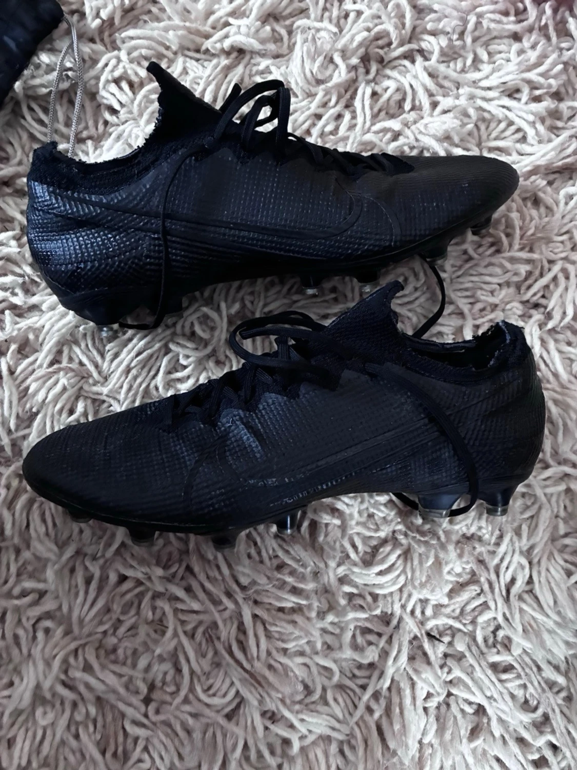 Svarta Nike fotbollsskor med snörning