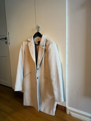 Beige kappa  - Beige kappa från vero Moda. Använt lite men har bra skick ändå. 