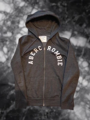Abercrombie & Fitch Hoodie - En Abercrombie & Fitch Hoodie i storlek M med en vintage look