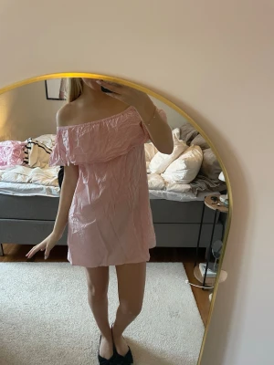 Rödvit off shoulder klänning - Söt rödvit randig klänning med off shoulder-modell och volang upptill. 