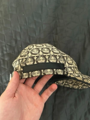 Salvatore Ferragamo Keps Beige - Keps från Salvatore Ferragamo, Beige färg & väldigt fint skick, Saknar kvitto, box & etiketter då den köptes från en annan säljare. Kontakta mig vid intresse & funderingar. 