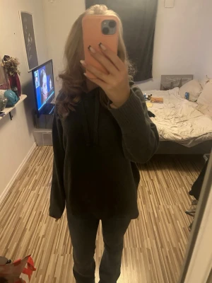 Mörkgrå oversized hoodie - Säljer en mörkgrå oversized hoodie med huva och dragsnören. Hoodien har långa ärmar och ribbade muddar vid ärmslut och nederkant. Perfekt för en avslappnad och chill stil. Fått av min syster. dock finns inte ”lappen” kvar men den är ifrån hm. Säljer för 200 då den är i mycketbra stick o använd få gånger. Pris kan diskuteras💗storlek vet ja ej exakt men ja har vanligtvis S o den är lite oversized🥰