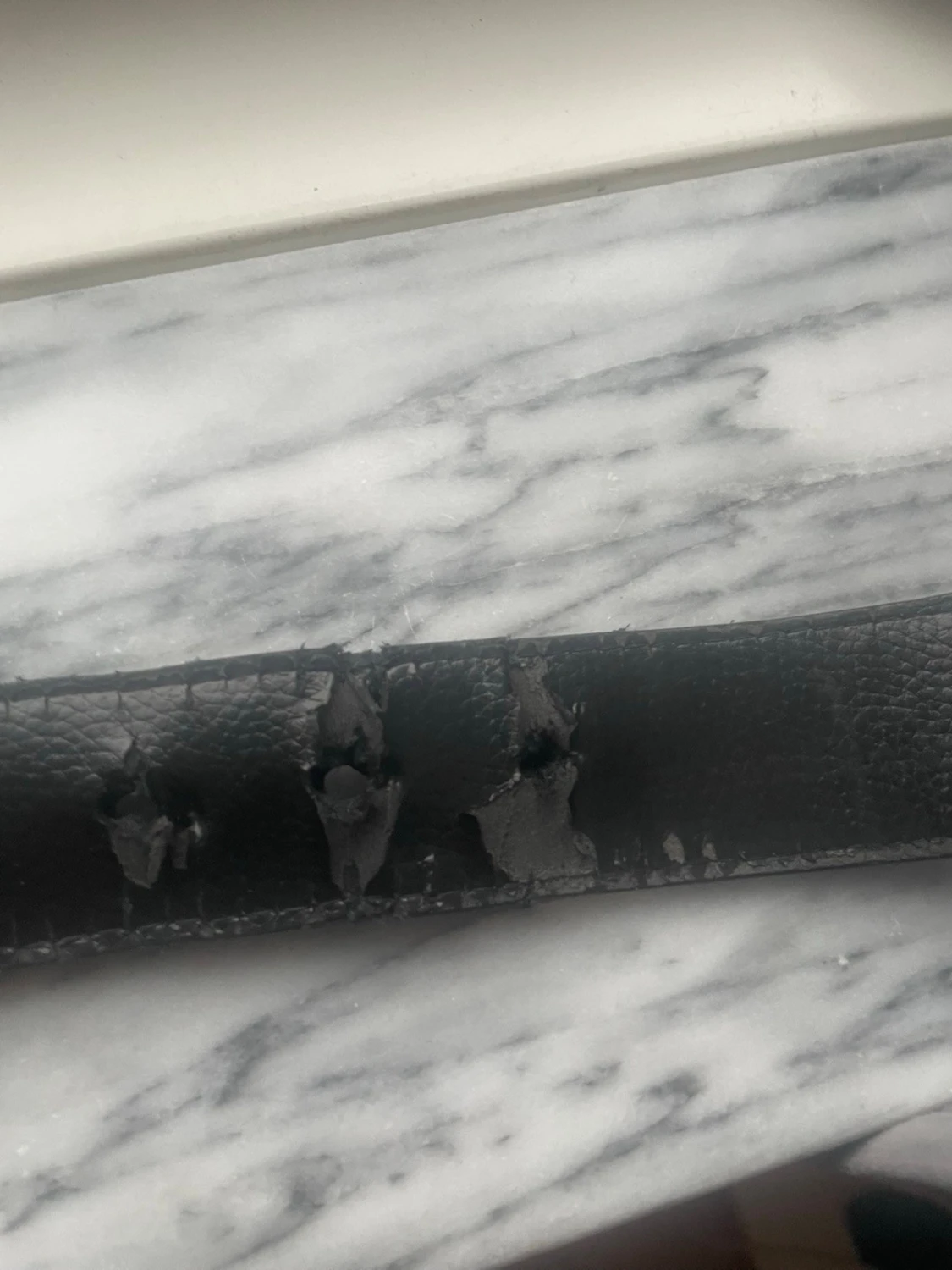 Svart läderbälte med H-spänne - 1