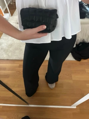 Svart quiltad kuvertväska i skinn - Snygg svart kuvertväska med quiltad design och mjuk struktur. Finns även långt band till☺️