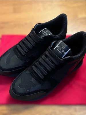 Valentino Garavani Rockrunners - Skorna har snörning, en mix av mocka och textil samt svarta gummisulor. Perfekta för dig som vill ha en stilren men ändå unik look.