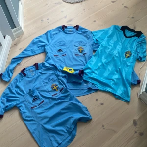 Domartröjor - Tre blå fotbollsfomartröjor i storleken S. Annonsen består av 2 kortärmade och 1 långärmad tröja perfekt för dig som vill skina med klädseln inne i mitten av plan. Passar både dam och herr.